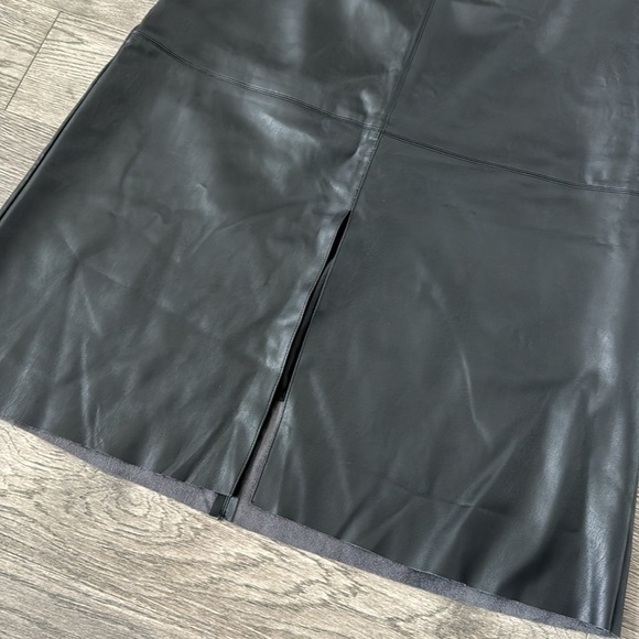 🌼WHO WHAT WEAR🌼 Black Vegan Leather Midi Skirt, Size 6 - Picture 3 of 9